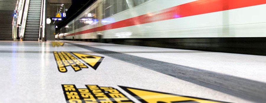 vinilos impresos de suelo en estacion de tren