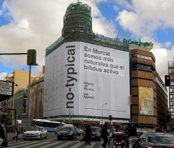 ejemplo lona en edificio