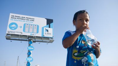 un cartel que condensa humedad ambiental en agua