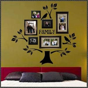 Pared decorada con vinilo de corte con forma de árbol y cuadros