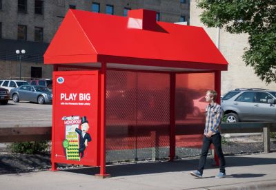 Publicidad sorprendente para inmobiliarias en paradas de autobús.