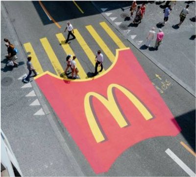 Paso de peatones con publicidad en el suelo